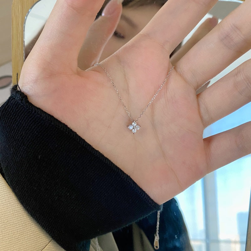 ZIERLICHE CHARM-HALSKETTE AUS STERLINGSILBER