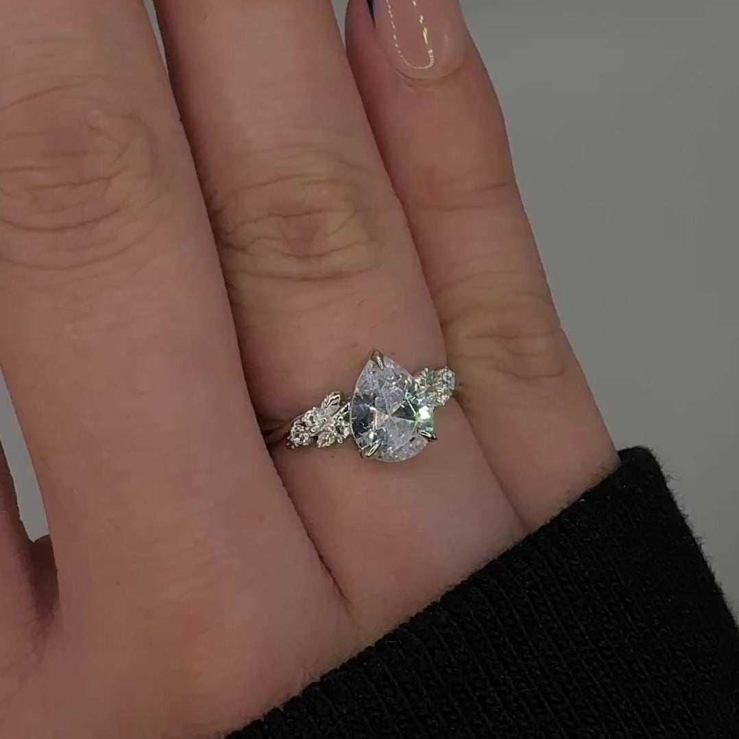 GLIMMERING RAINDROP RING