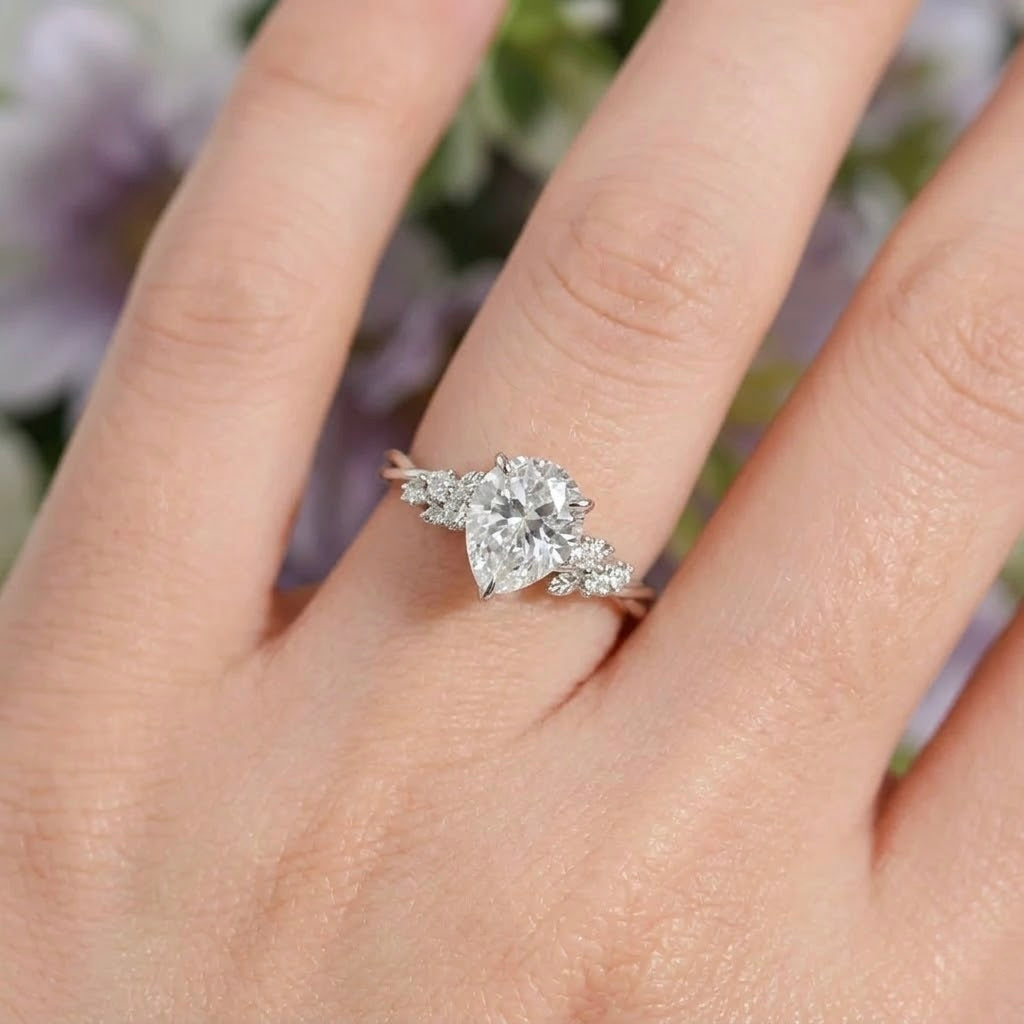 GLIMMERING RAINDROP RING