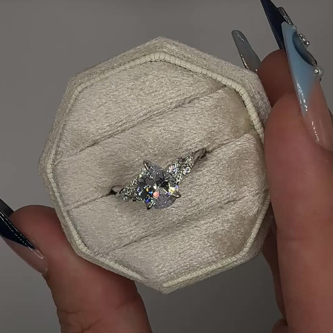 GLIMMERING RAINDROP RING