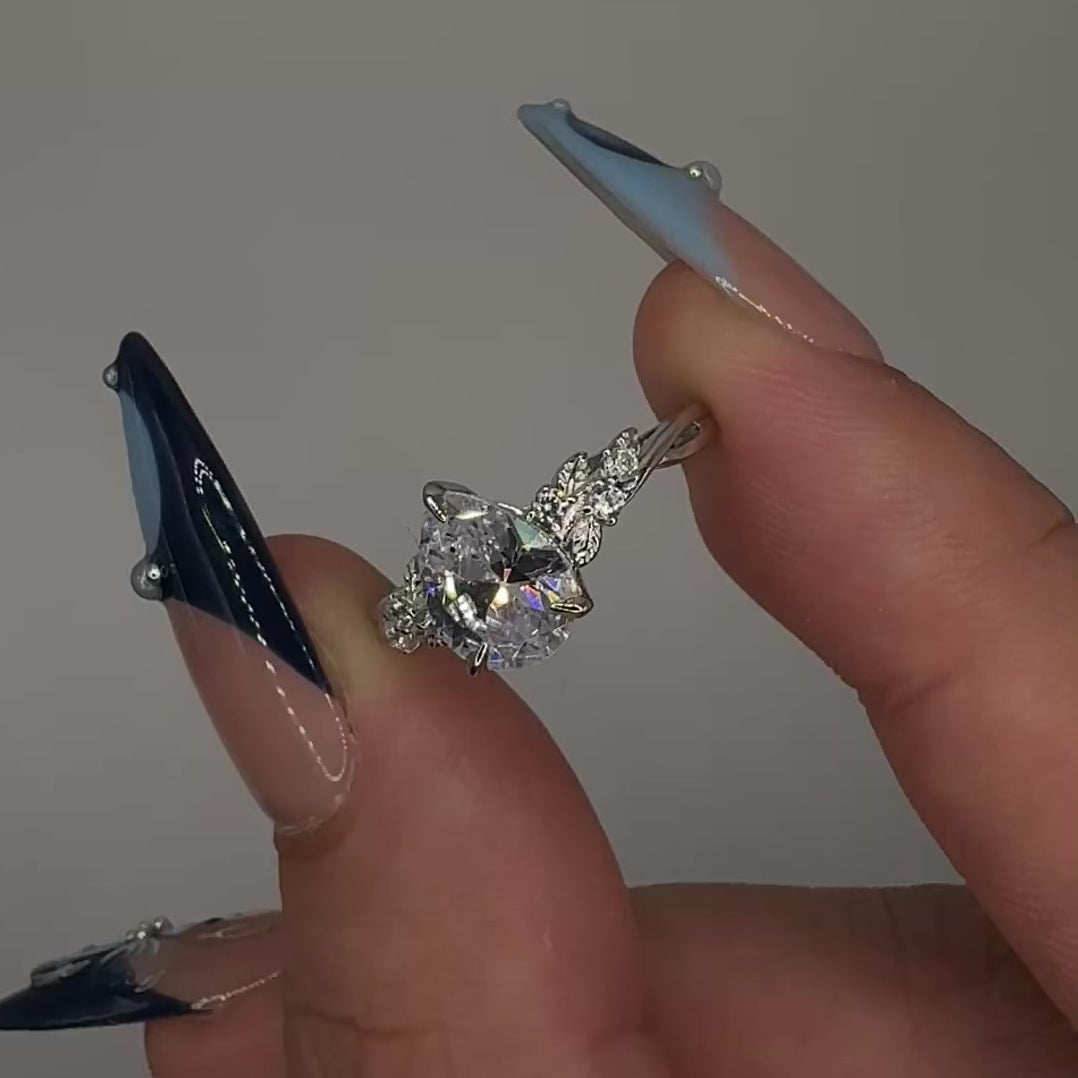 GLIMMERING RAINDROP RING